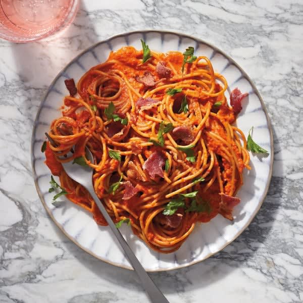Photo de Spaghetti de lentilles avec sauce aux poivrons rouges et bacon par WW