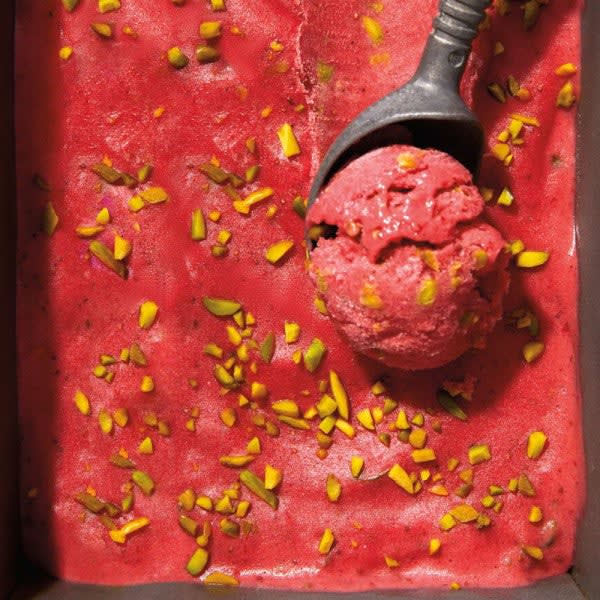Photo de Crème glacée de bananes rôties aux fraises et à la pistache par WW