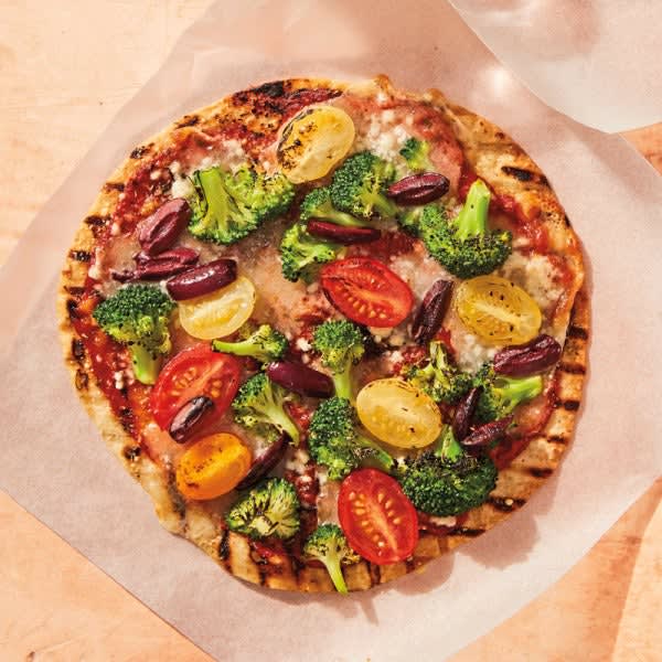 Photo de Pizzas grillées au brocoli, aux tomates cerises et aux olives par WW