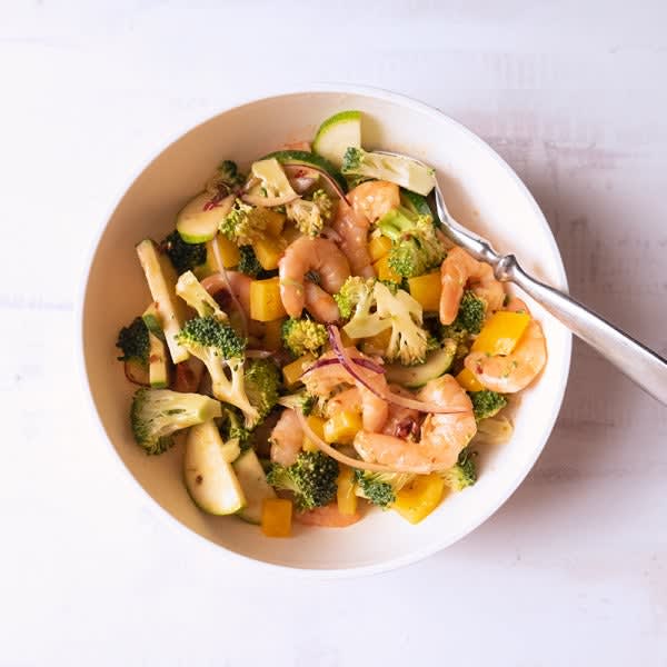 Photo de Salade de crevettes et de légumes variés avec vinaigrette au chipotle et à la lime par WW