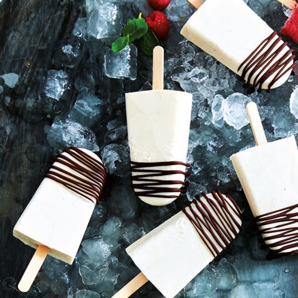 Photo of Creamy vanilla ice pops with chocolate drizzle by WW