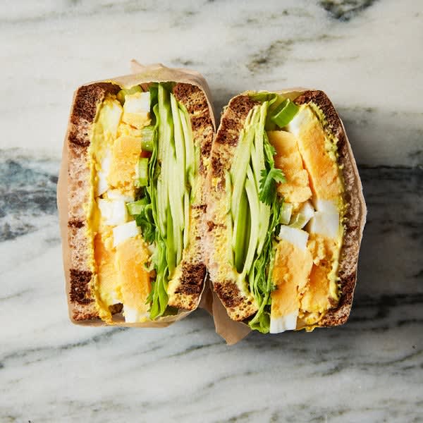 Photo de Sandwich à la salade d’œufs et de pommes au cari par WW