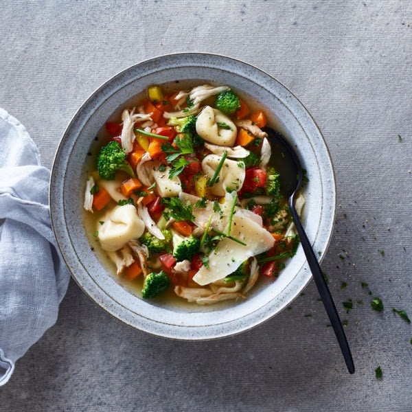 Photo de Soupe de poulet, de brocoli et de tortellinis par WW