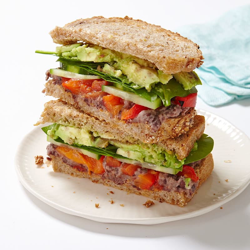Photo de Sandwich aux légumes avec tartinade au citron et aux haricots noirs par WW