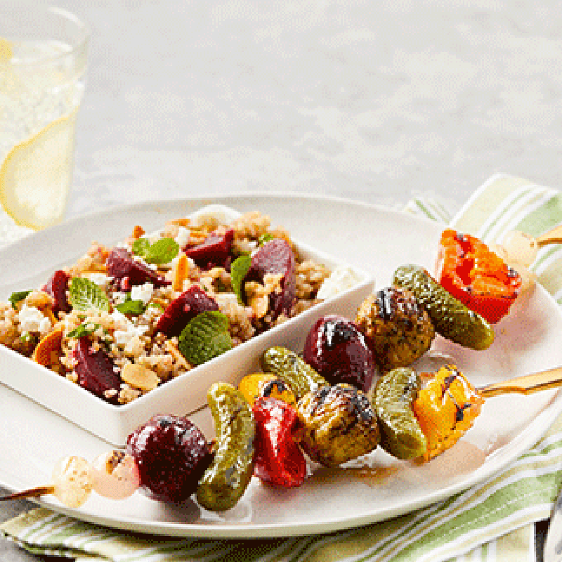 Photo de Salade de quinoa et de betteraves avec brochettes de légumes par WW