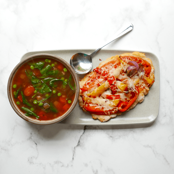 Photo de Pizza aux poivrons grillés et soupe de légumes par WW