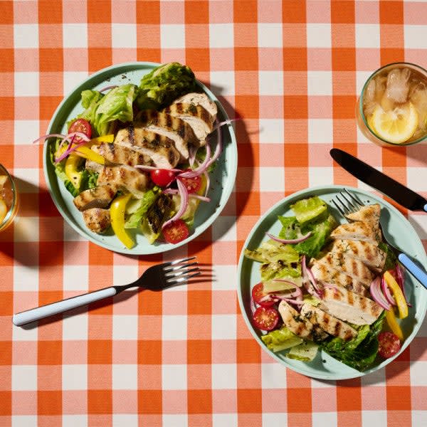 Photo de Poulet à la marinade à cornichons avec salade César estivale grillée par WW