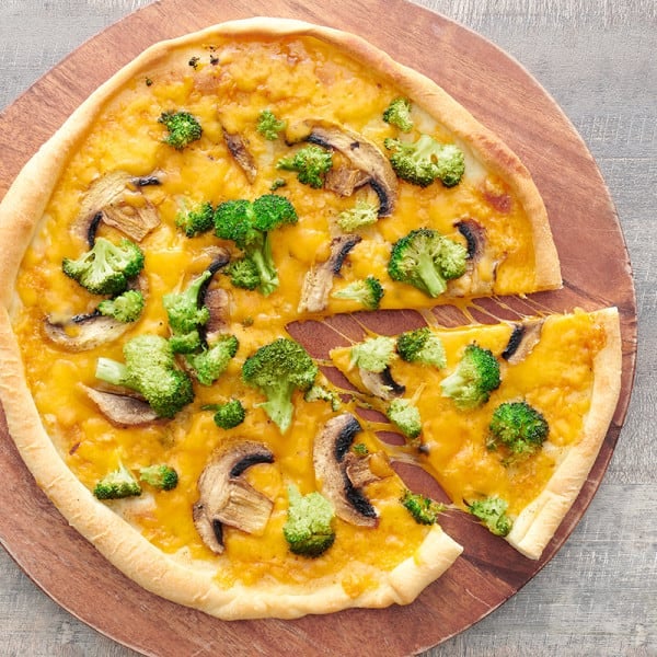 Photo de Pizza aux champignons, au cheddar et au brocoli par WW