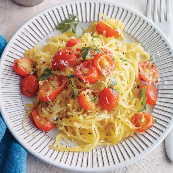 Photo de Courge spaghetti avec tomates cerises, persil et parmesan par WW