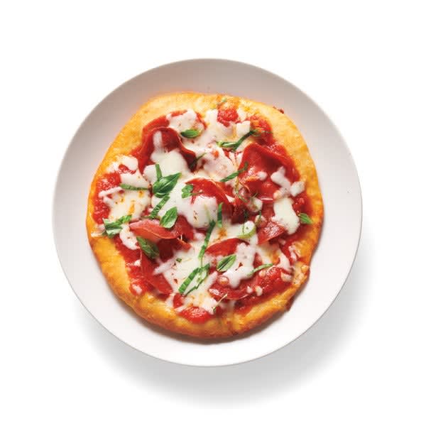 Photo de Pizza au pepperoni et au basilic à la pâte à deux ingrédients par WW