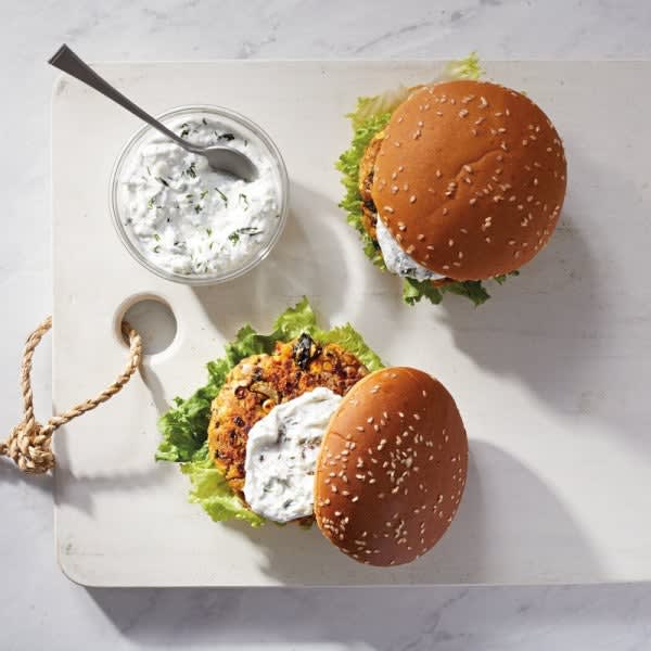 Photo de Hamburgers aux lentilles avec sauce au yogourt et au feta par WW